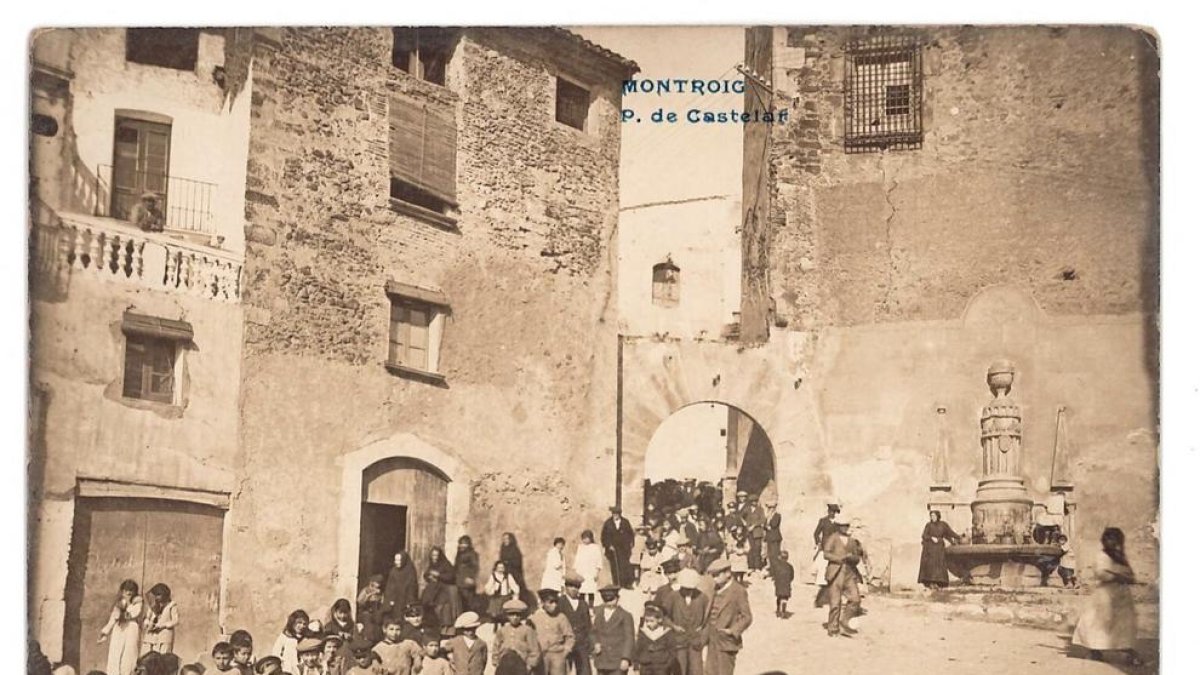 La plaça de Joan Miró de Mont-roig del Camp en una foto antiga.