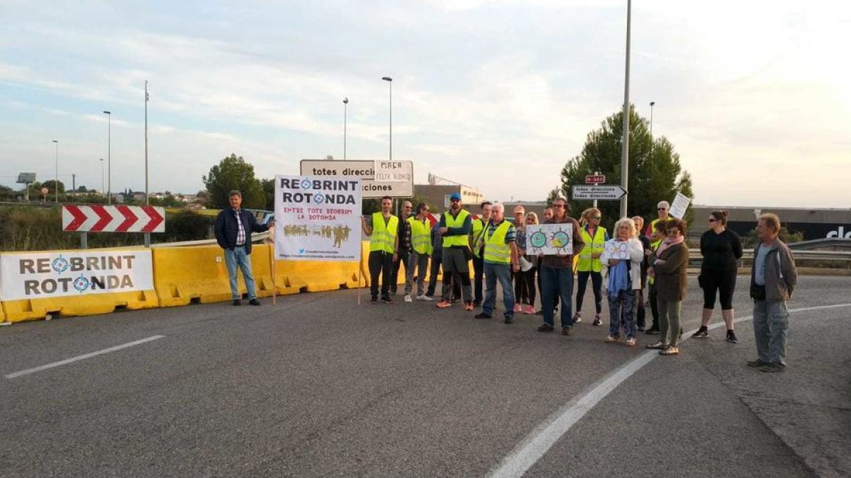 Los vecinos durante el corte que realizaron el octubre de 2019.