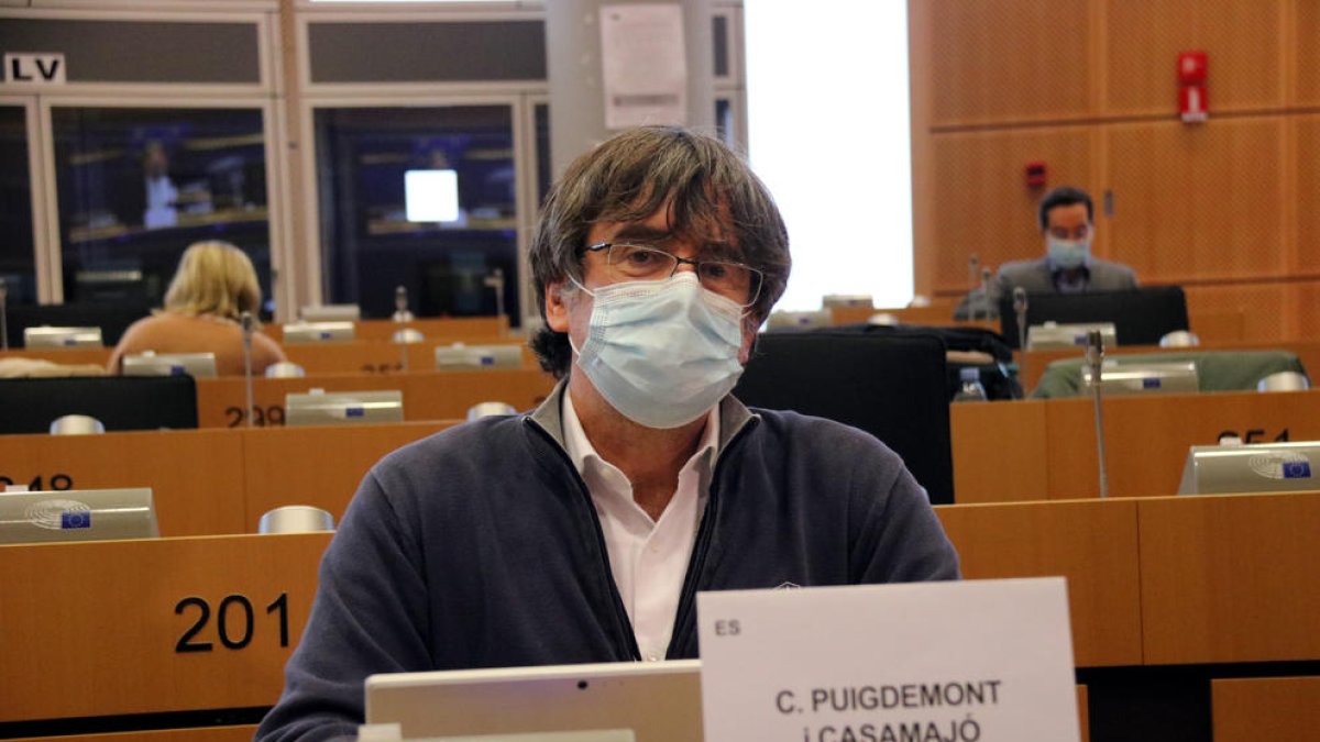 Primer plano del expresidente y eurodiputado de Juntos Carles Puigdemont a su llegada a la comisión de Comercio Internacional del Parlamento Europeo, en Bruselas.