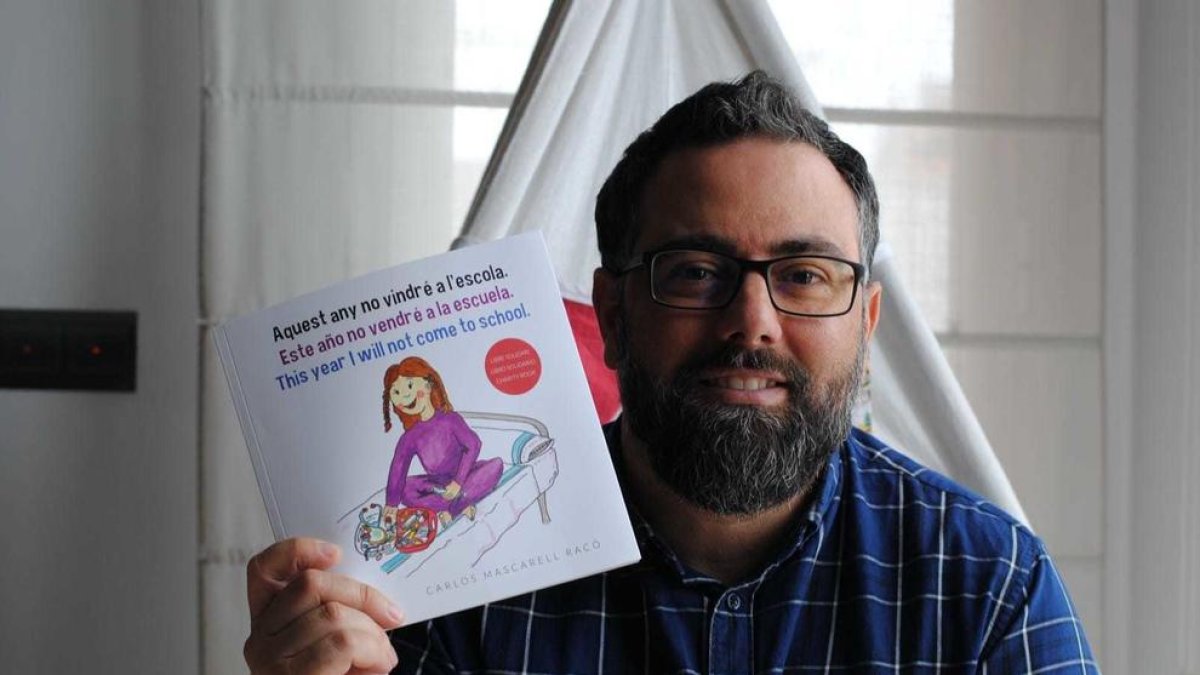 Carlos Mascarell, autor del llibre solidari 'Aquest any no vindré a l'escola' sobre el càncer infantil.