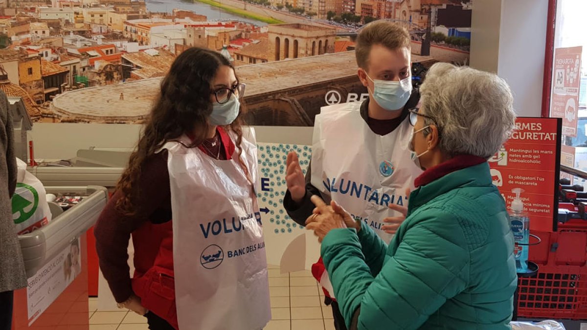 Dos voluntarios del Gran Recapte durante la edición de 2020.