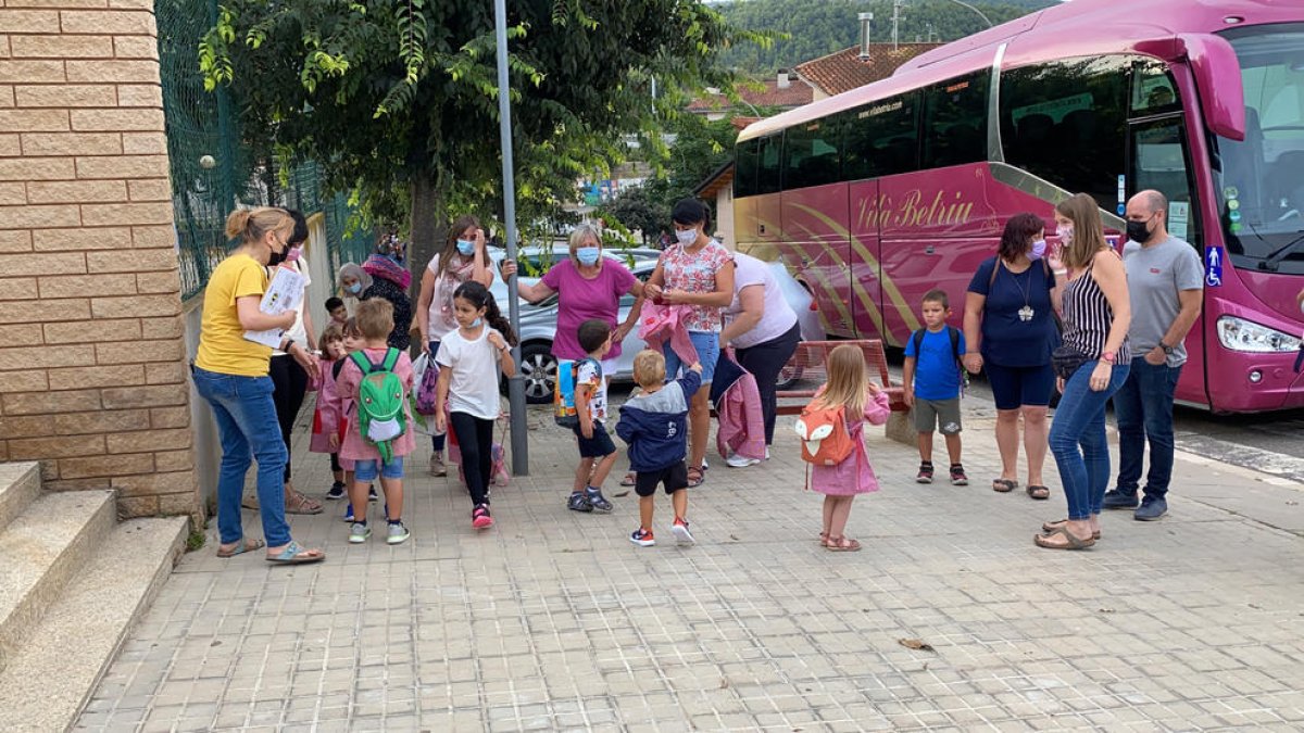 Un grupo de alumnos del Institut Escola d'Oliana, en el Alt Urgell, esperando, con sus padres, a entrar en la escuela el primer día de curso.