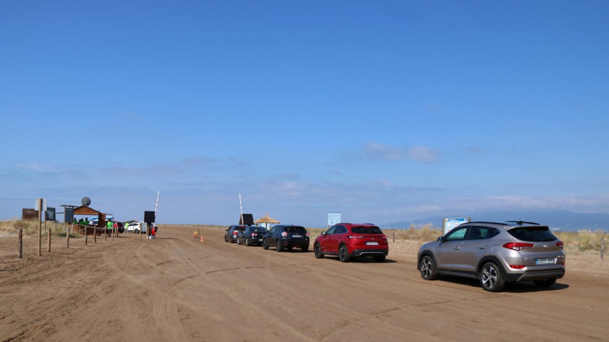 Plano general de los vehículos haciendo cola para acceder a la playa del Trabucador.