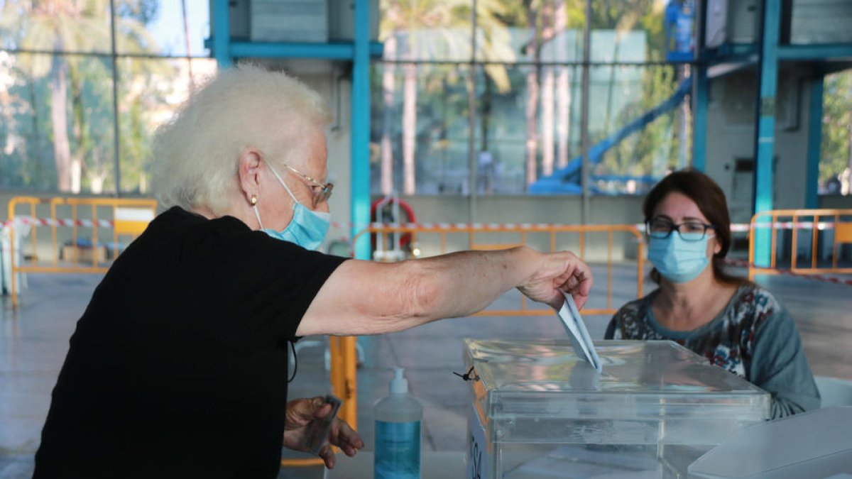 Plano medio de una mujer mayor que ejerce su derecho a voto.