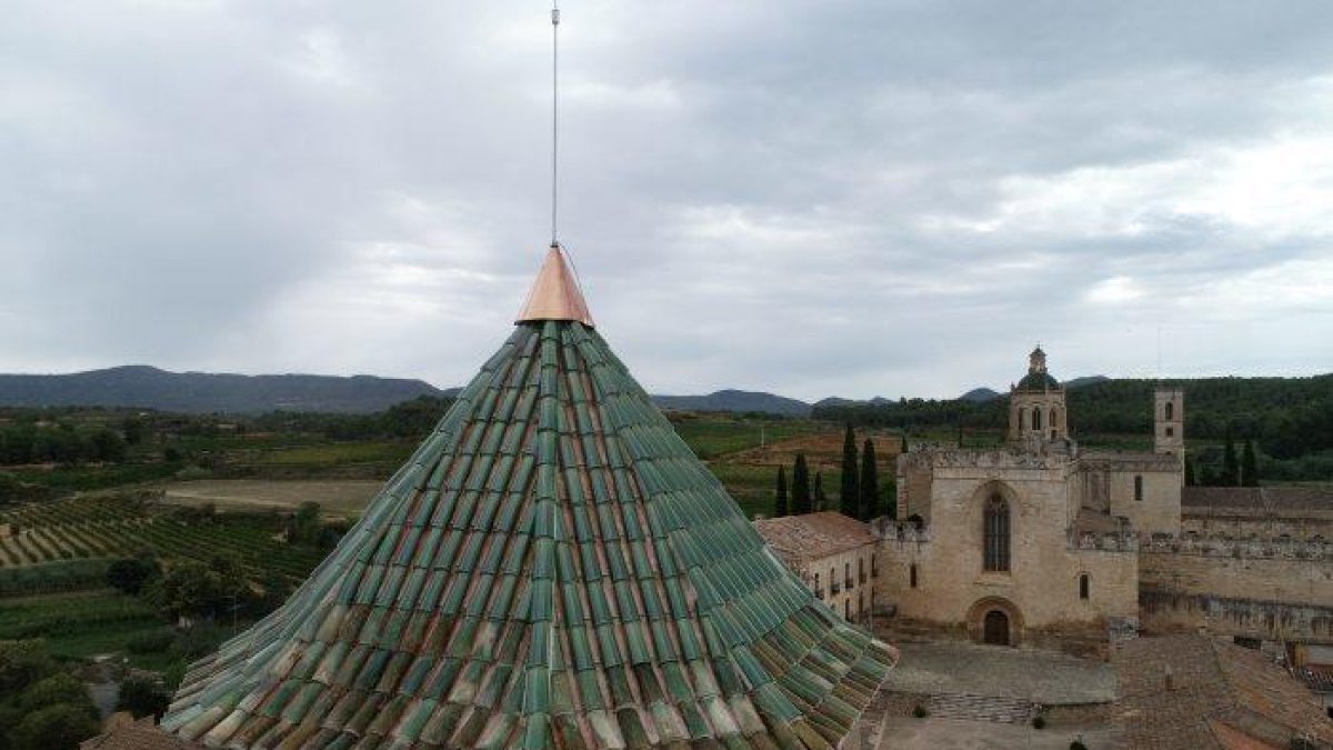 s'ha col·locat una anella metàl·lica a l'interior per evitar l'obertura dels paraments i instal·lat un parallamps al centre de la coberta.