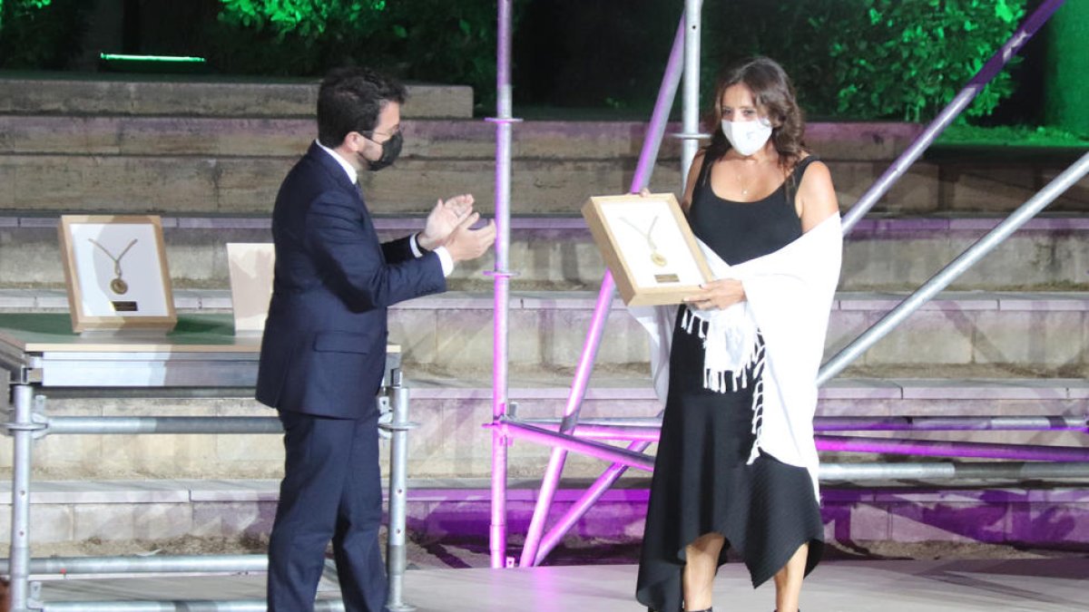 Pere Aragonès i Maria Jesús Guinea Castellví, en l'acte de lliurament de la Medalla d'Or de la Generalitat.