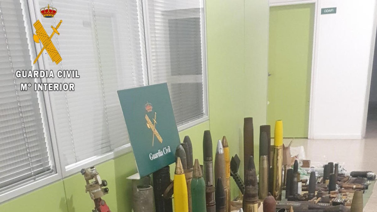 Imagen de las armas y la munición que intervino a la Guardia Civil.