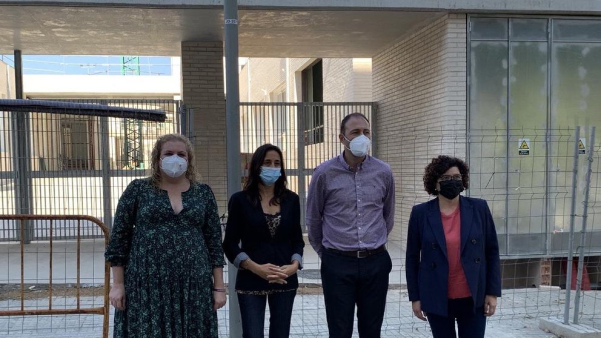 Imagen de Esther Niubó y los representantes del PSC tarraconense ante de la escuela Arrabassada.