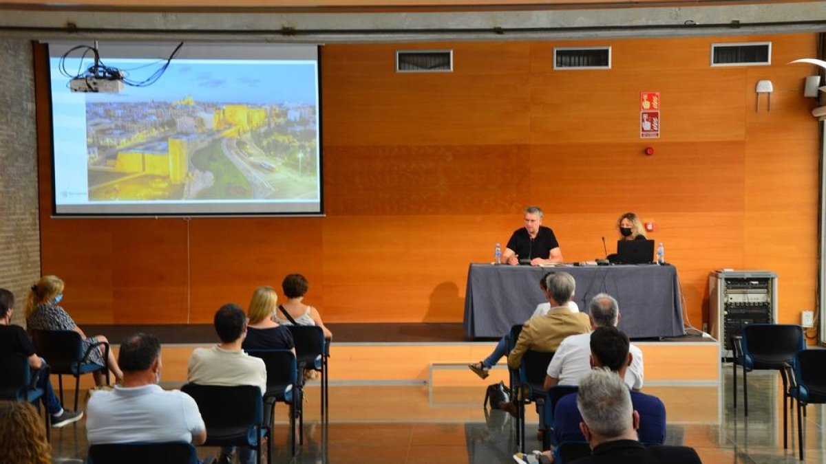 Imatge d'arxiu de la reunió de l'alcalde Ricomà amb guies turístics, empreses d'activitats de lleure i representants d'apartaments.