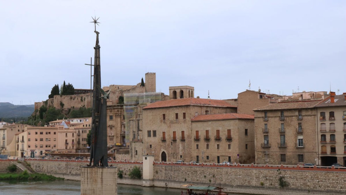 Monument franquista de l'Ebre a Tortosa.