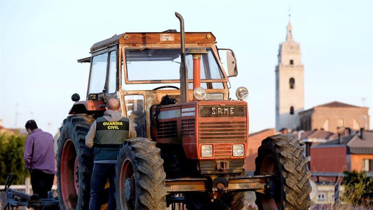 La Guàrdia Civil inspeccionant el tractor que ha atropellat la nena.