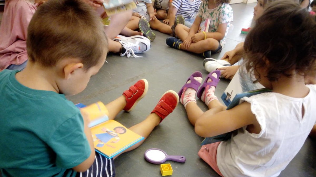 Lectura de un cuento en el Casal Mas Pintat de Reus.