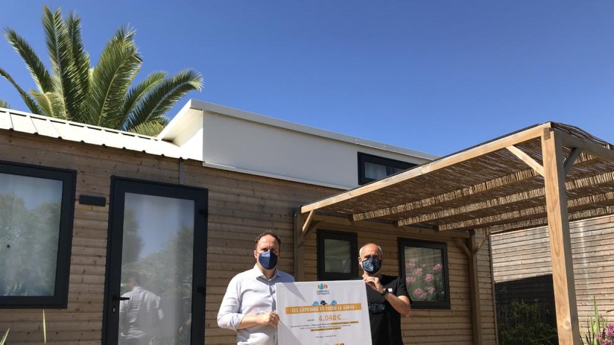 Moment en què Joan Antón, president de l'Associació de Càmpings de la Costa Daurada i Terres de l'Ebre ha fet entrega de la donació a l'AFANOC.