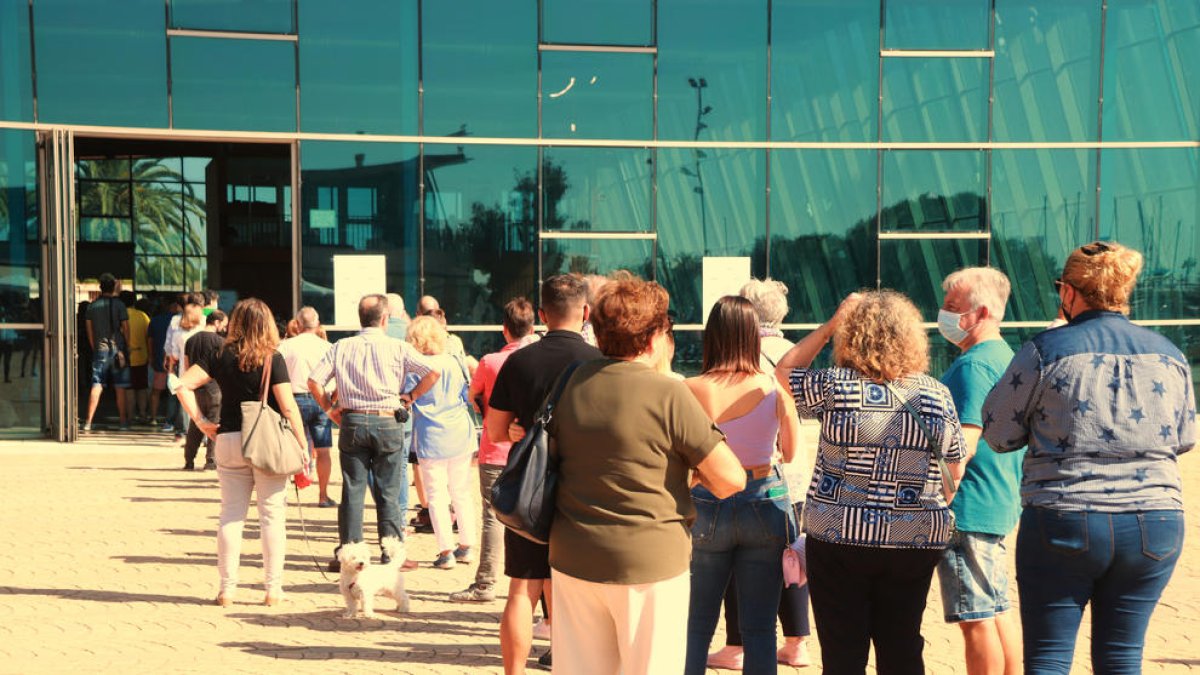 Plano general de las colas en el exterior del pabellón ferial.