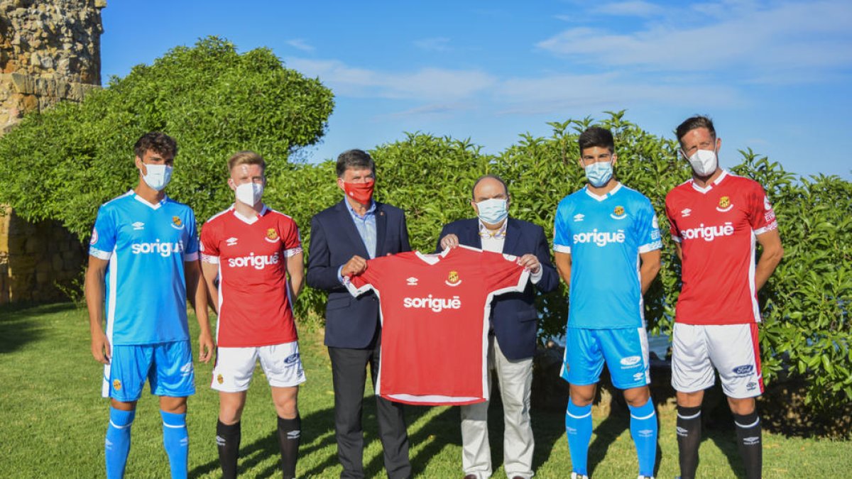 Ribelles, Domingo, Quintanilla i Hernández amb la nova samarreta acompanyats per Josep Maria Andreu i Jordi Fotuny.