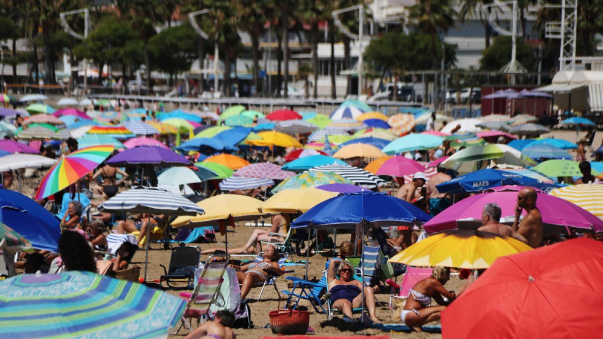 una playa de Cambrils (Baix Camp) llena de parasoles
