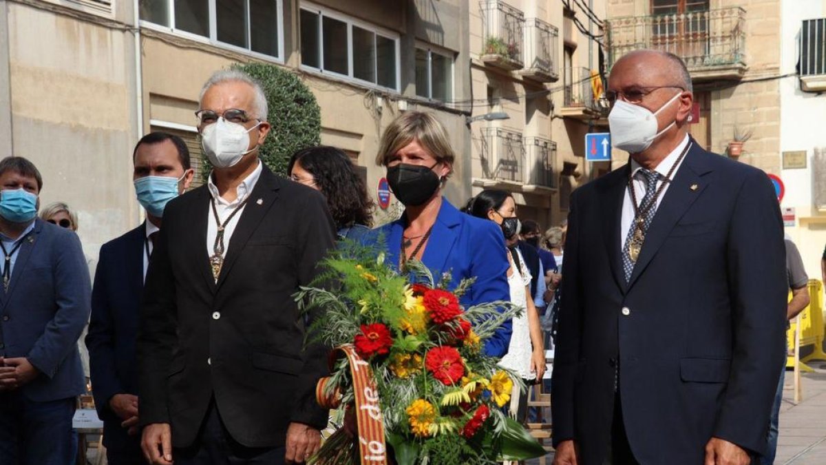 El alcalde de la ciudad, Carles Pellicer y la vicealcaldesa y presidenta de la Diputación, Noemí Llauradó durante el acto floral.