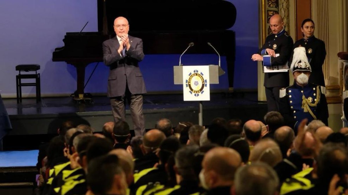 el alcalde presidiendo el acto de reconocimiento a Guardia Urbana.