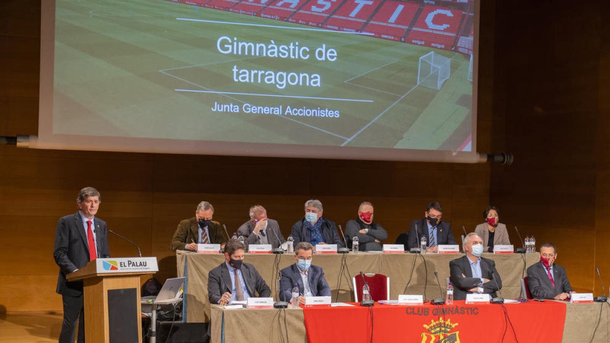 Los miembros del Consejo de Administración durante la junta que ayer se volvió a celebrar en el Palau de Congressos, después de que el año pasado se hiciera en el pabellón del Club por la pandemia de la covid-19.