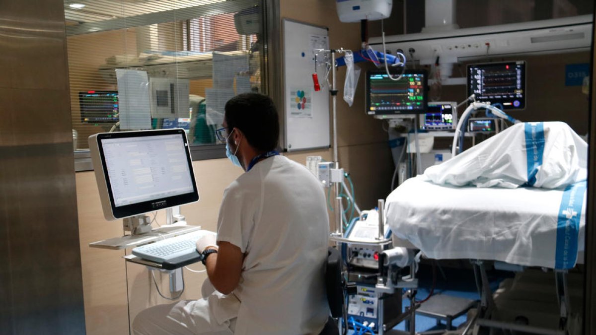 Un trabajador en un box de la UCI covid de Vall de Hebrón