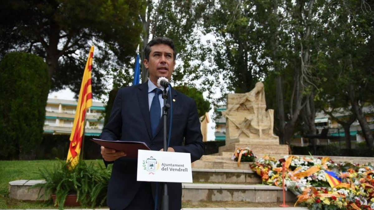 L'alcalde Kenneth Martínez durant el parlament.