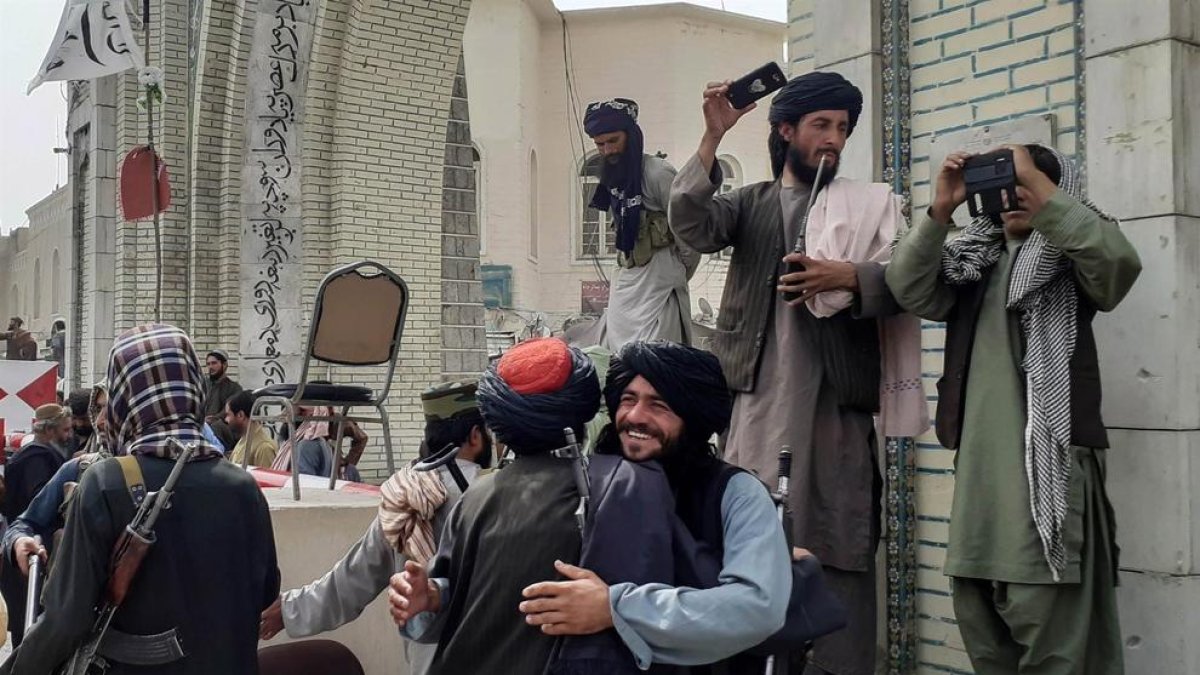 Los talibanes llegan a Kabul y el gobierno de Afganistán promete un «traspaso pacífico» del poder