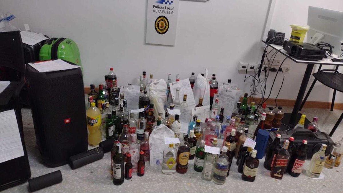 Imagen de parte de las botellas de bebidas alcohólicas que requisó la policía.