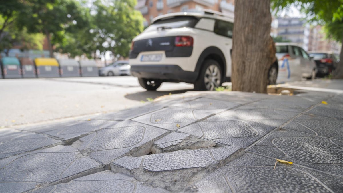 En molts llocs de la ciutat es poden veure imatges com aquesta, amb rajoles aixecades o trencades.