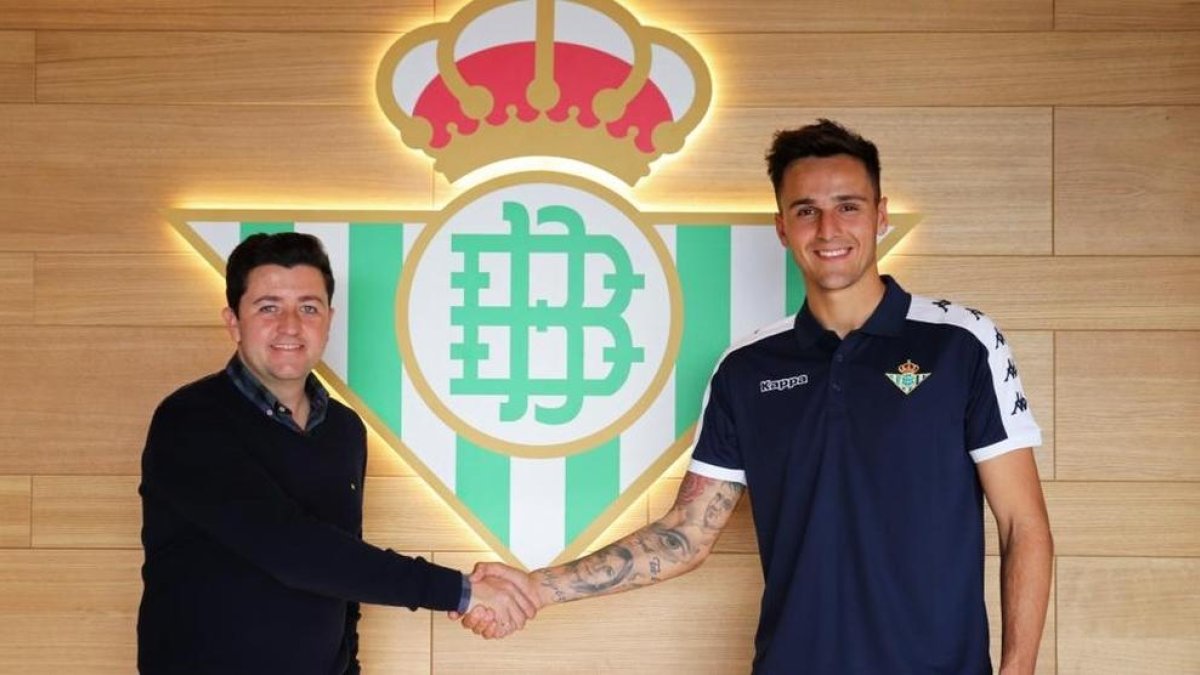 Luis Martínez, en el momento el el que firmó su contrato con el Betis, en el mercado de invierno de la temporada 2019-20.