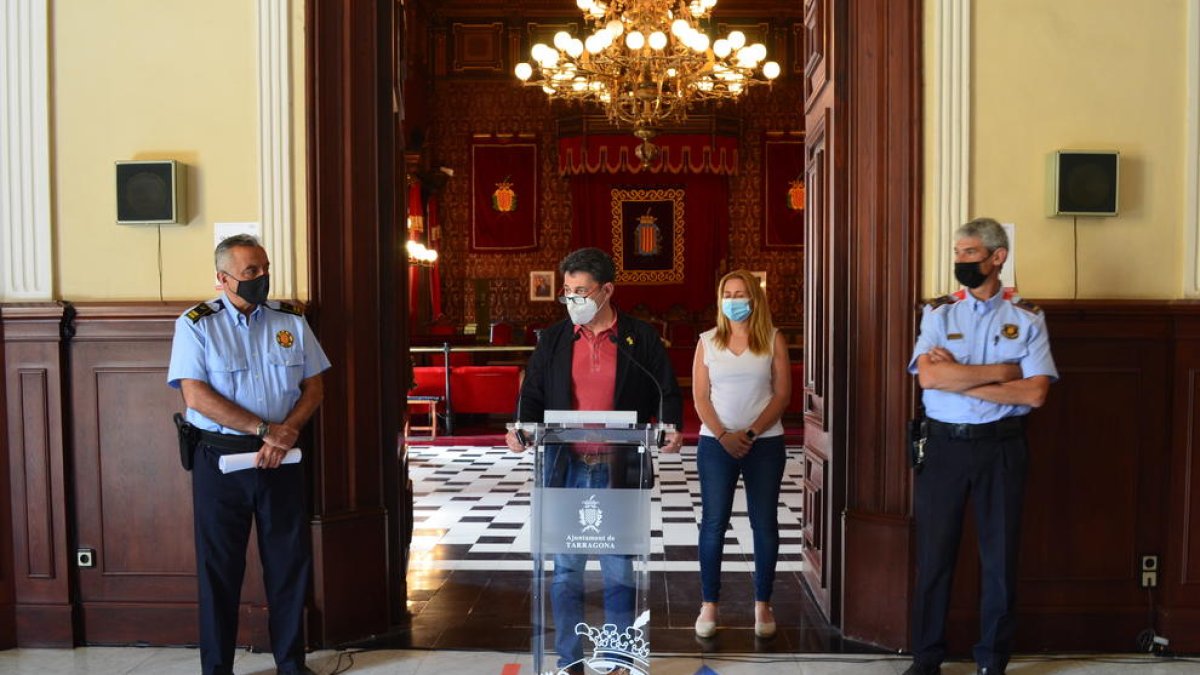 Imagen del 16 de junio de la junta de seguridad en el Ayuntamiento, con Guardia Urbana y Mossos.