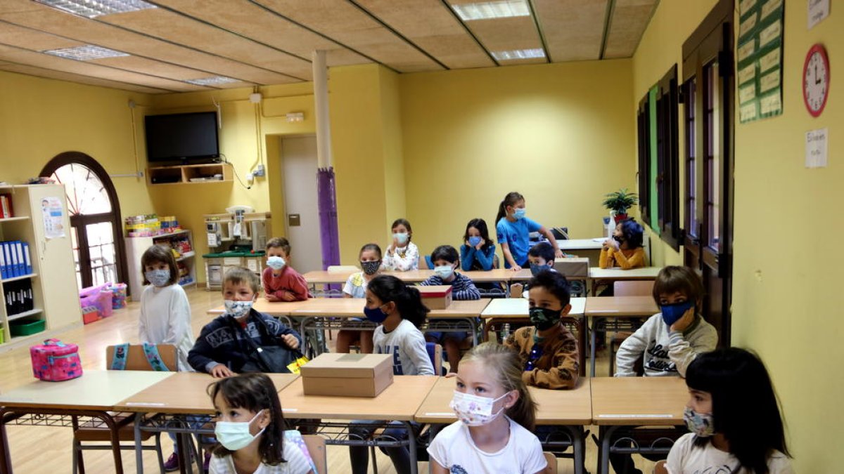 Una clase de la escuela de Salardú, en la Vall d'Aran, con todos los alumnos con mascarilla.