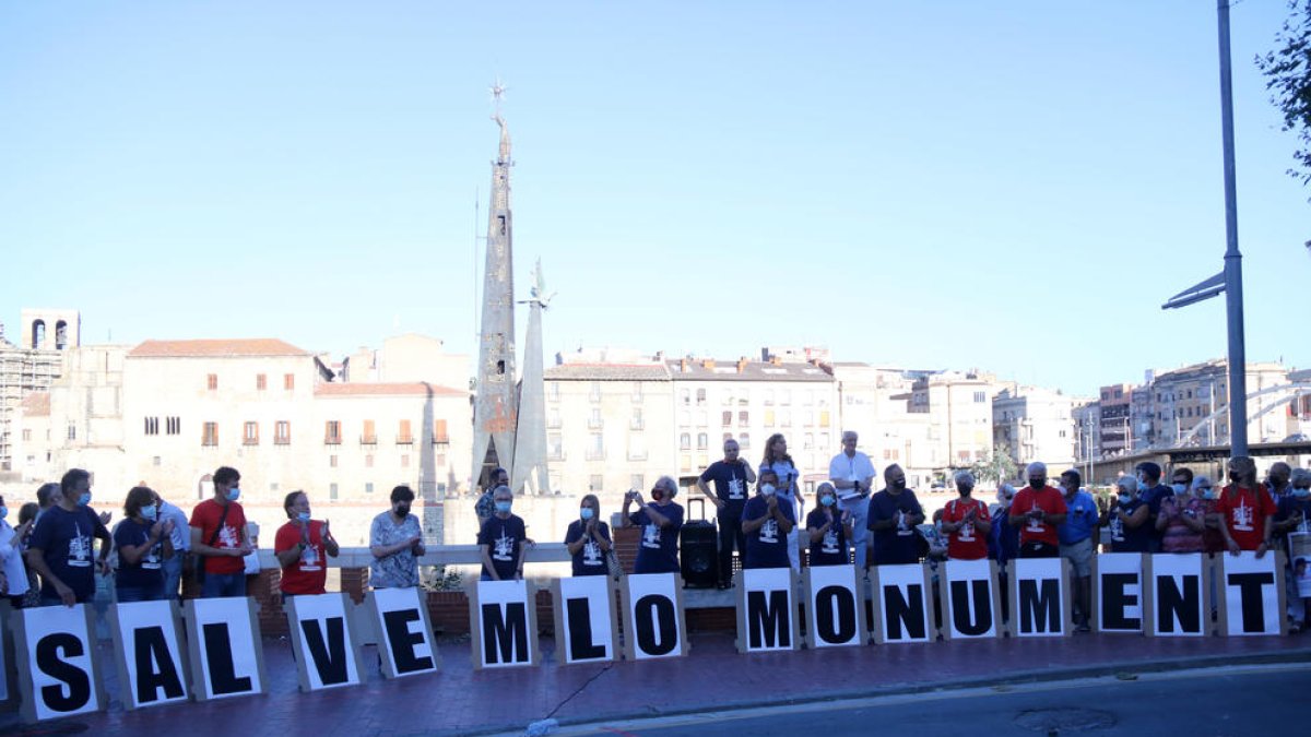 Imatge de la concentració del Corembe davant del monument franquista de Tortosa.