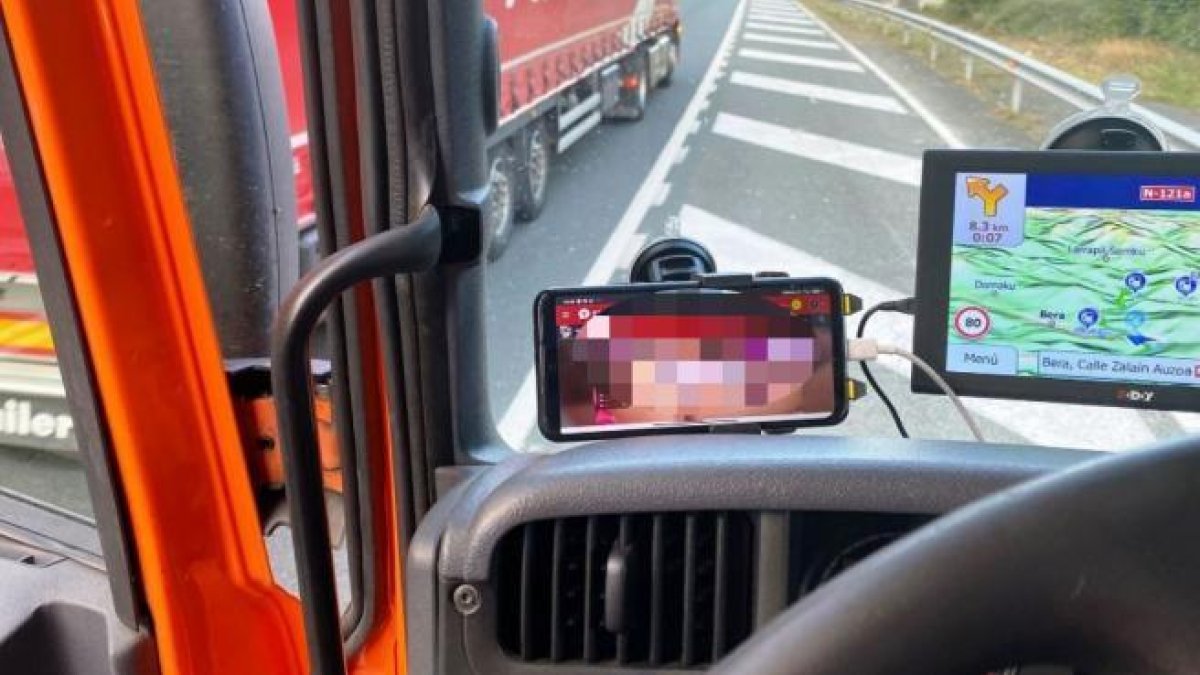 El conductor estava veient porno quan va ser immobilitzat.