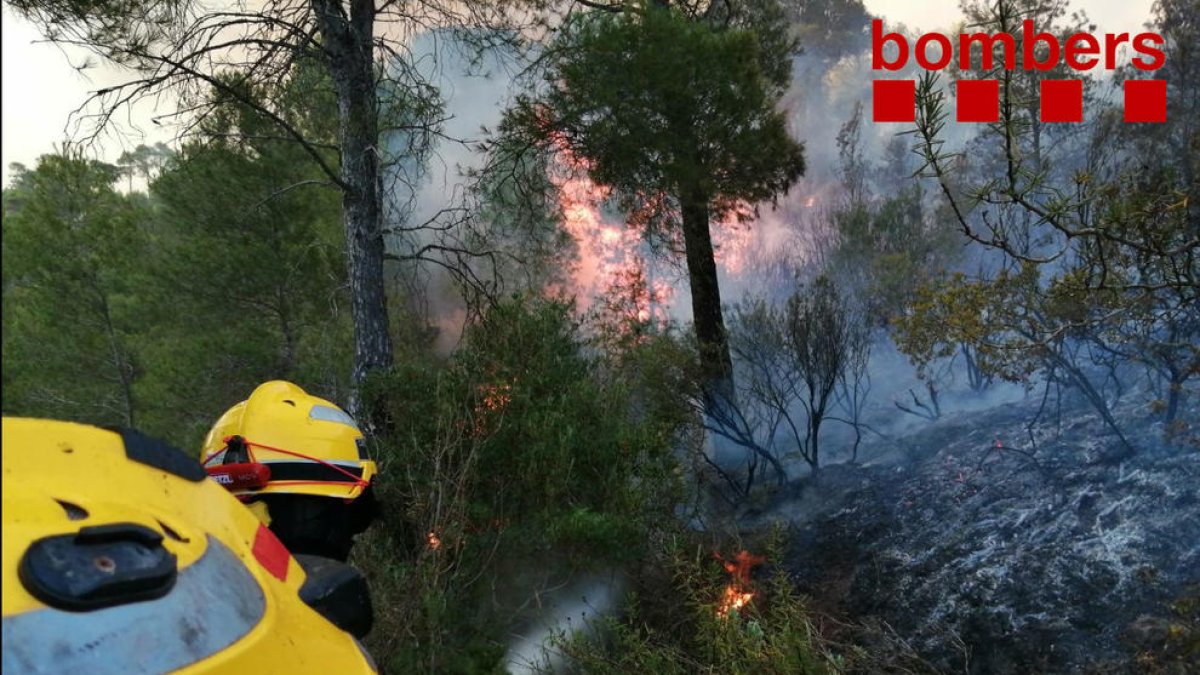 Dos Bombers treballant en l'incendi.