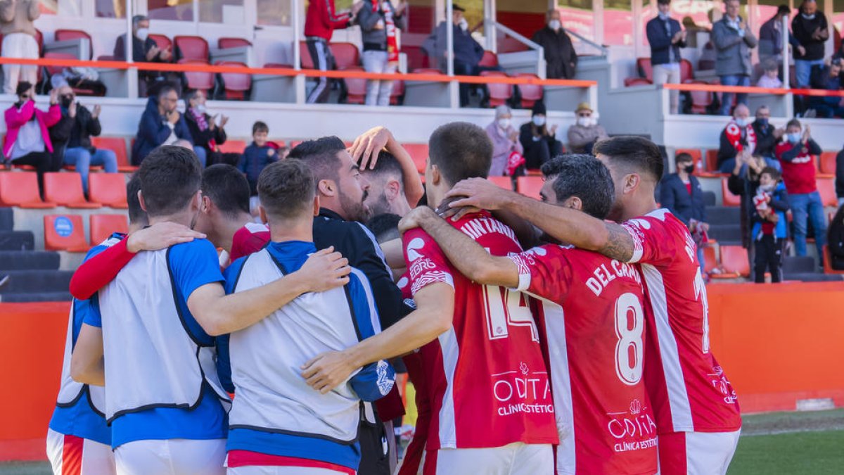 Los jugadores grana celebrando la diana anotada por Pablo Fernández el domingo pasado.