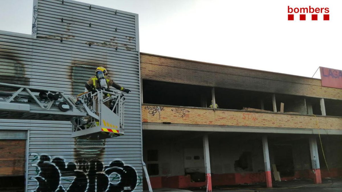 Imagen de los bomberos acabando de remojar la zona.