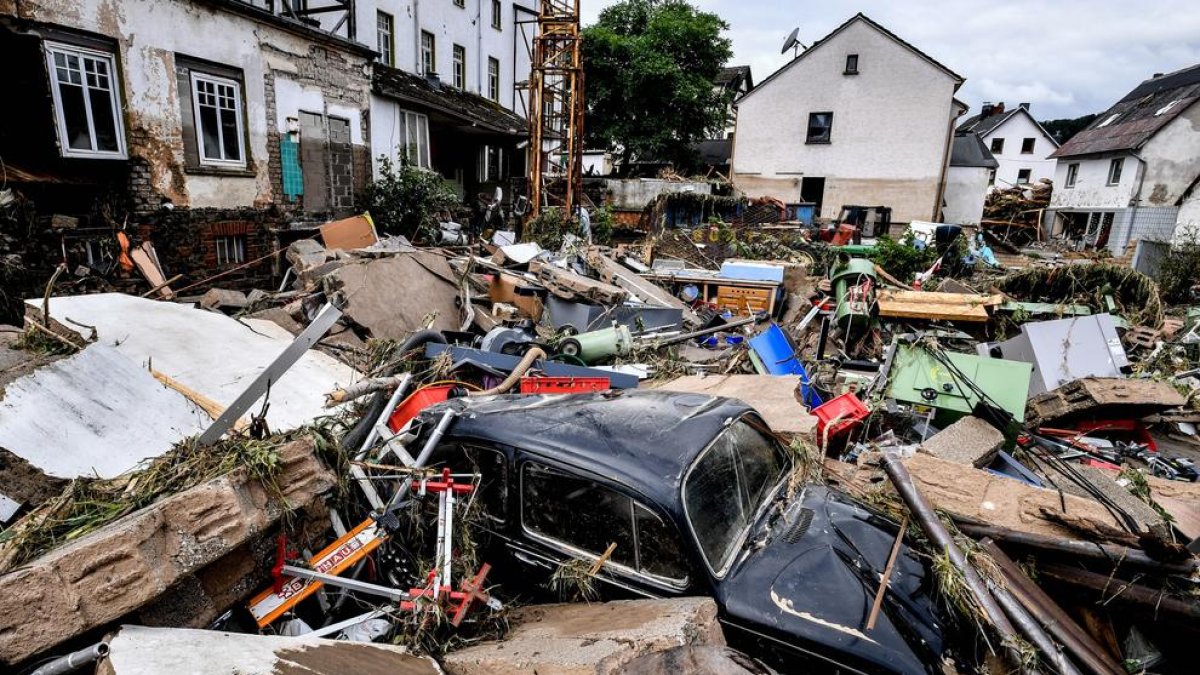 Restes de cases enderrocades cobreixen els carrers de la localitat de Schuld.