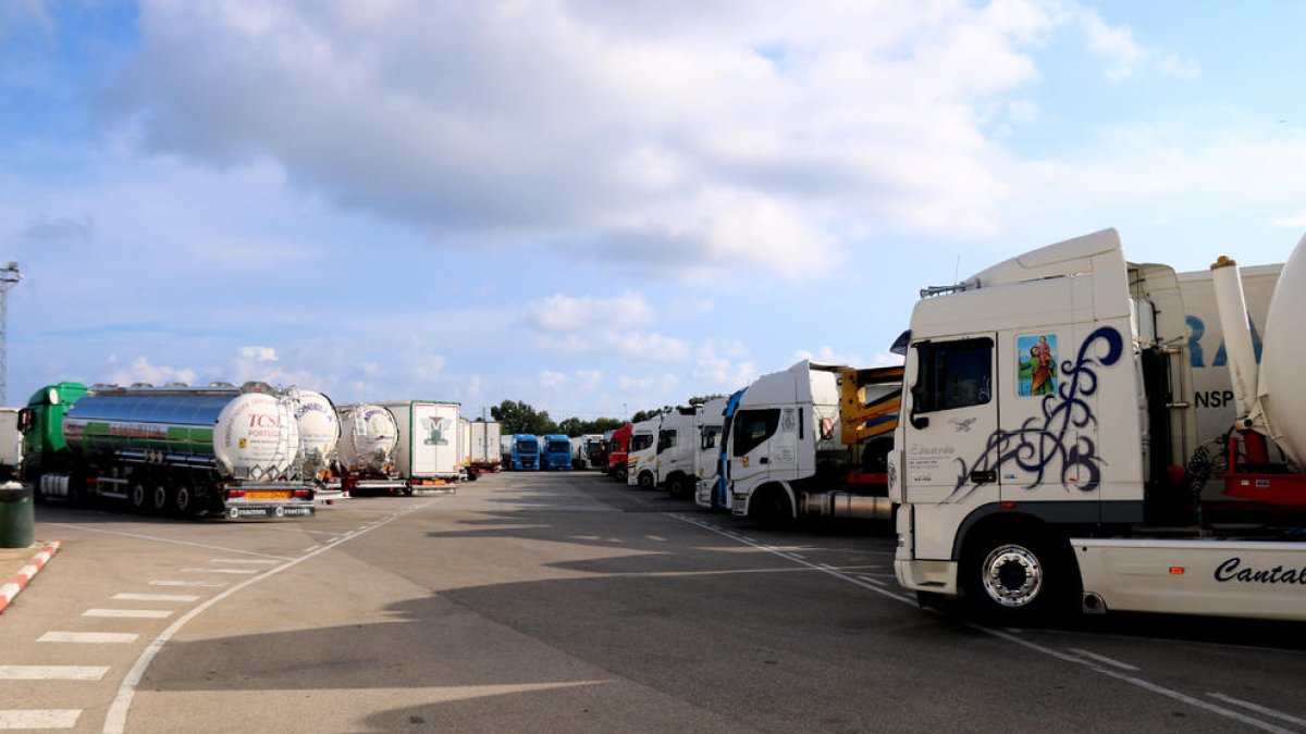 Camiones aparcados en un aparcamiento habilitado próximo a la AP-7, a la altura de Altafulla, después de que entrara en vigor la prohibición de circular por la AP-7.