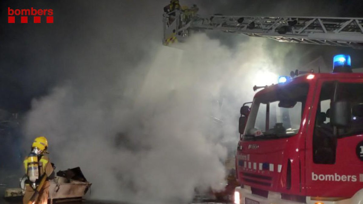 Los bomberos apagaron el incendio de madrugada.