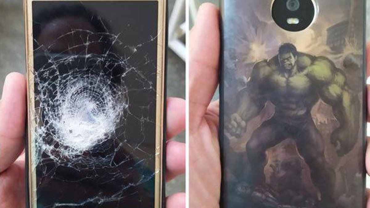 El teléfono con la funda de Hulk.