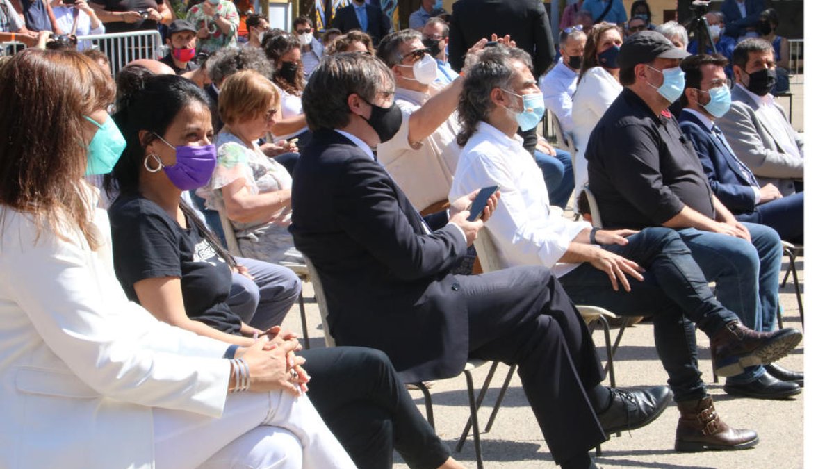 Pla general d'Anna Gabrial, al costat de Laura Borràs i Carles Puigdemont a Elna.