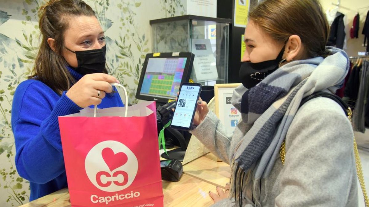 Una vendrellenca comprando en un establecimiento.