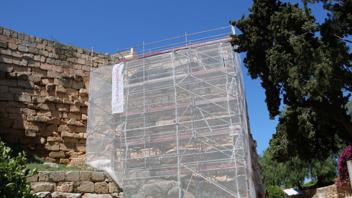La Torre de Minerva, a la muralla romana de Tarragona, coberta per la bastida i les obres de restauració paralitzades.