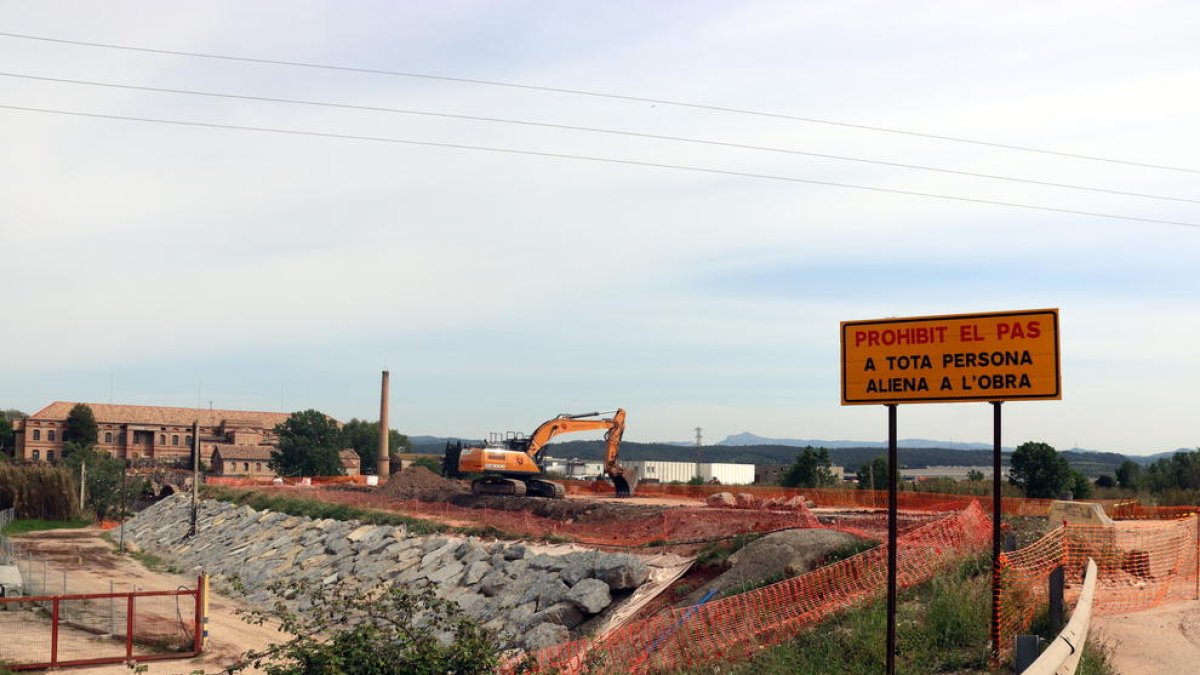 La zona del puente de Cabrianes con la carretera cortada por las obras.