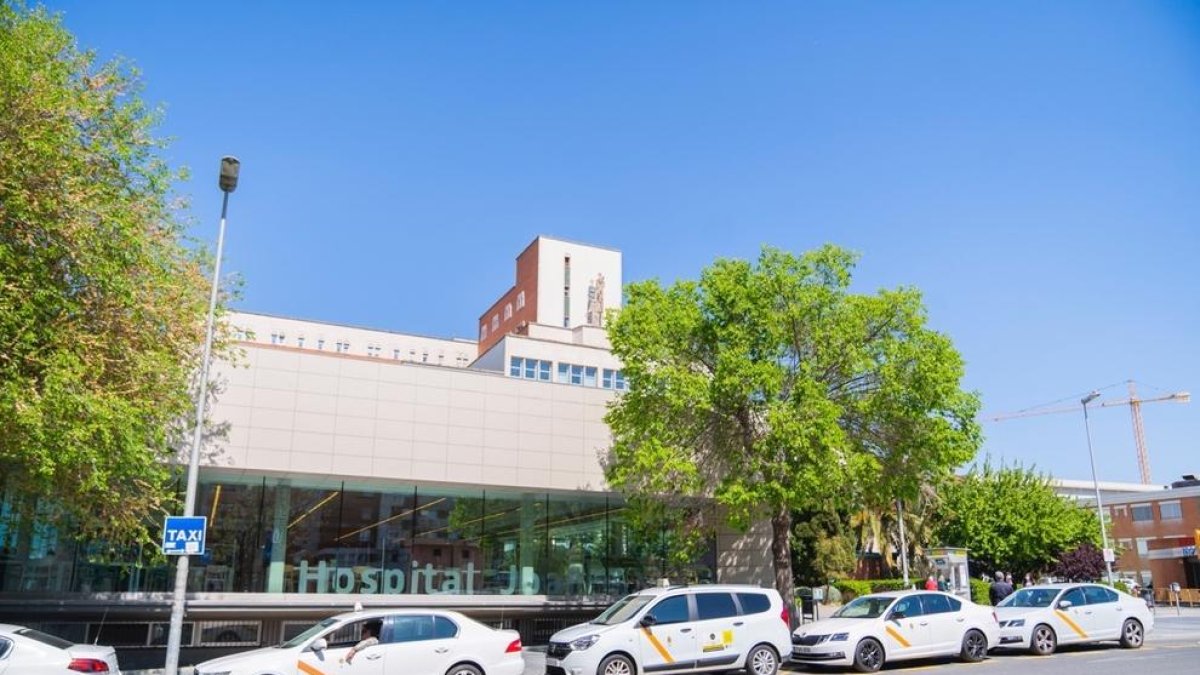 Varios taxis estacionados en la parada del Hospital Joan XXIII de Tarragona.