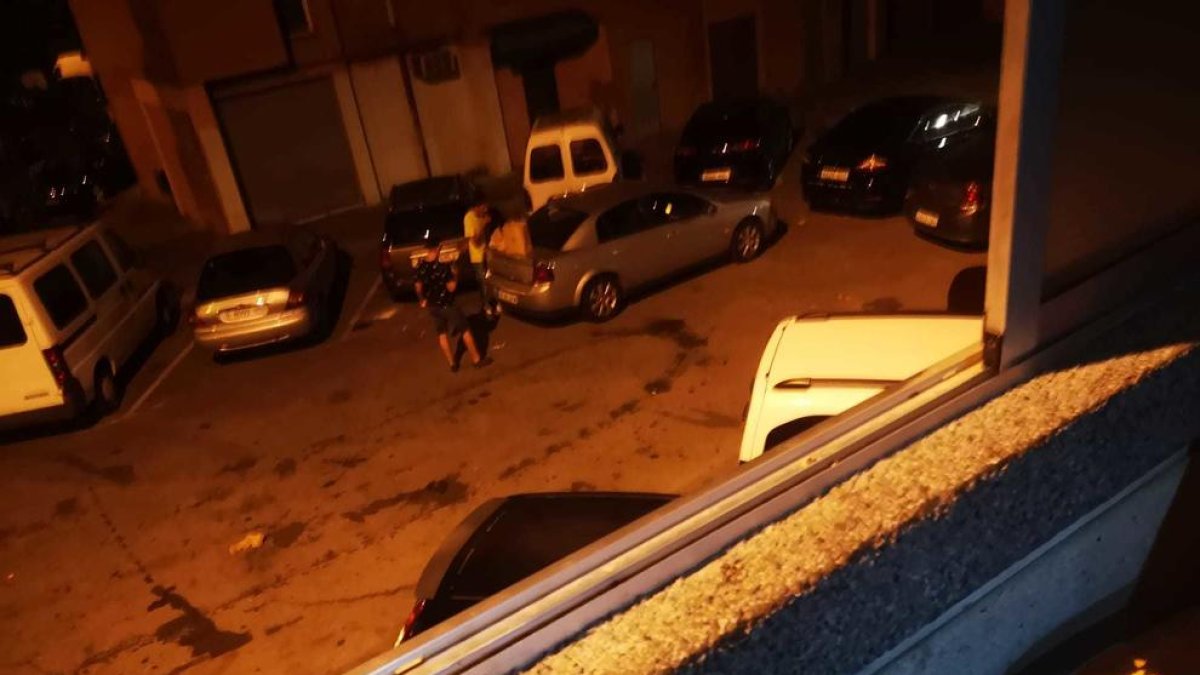 Imagen de una de las noches de incumplimiento de confinamiento nocturno en barrio Sant Josep Obrer.