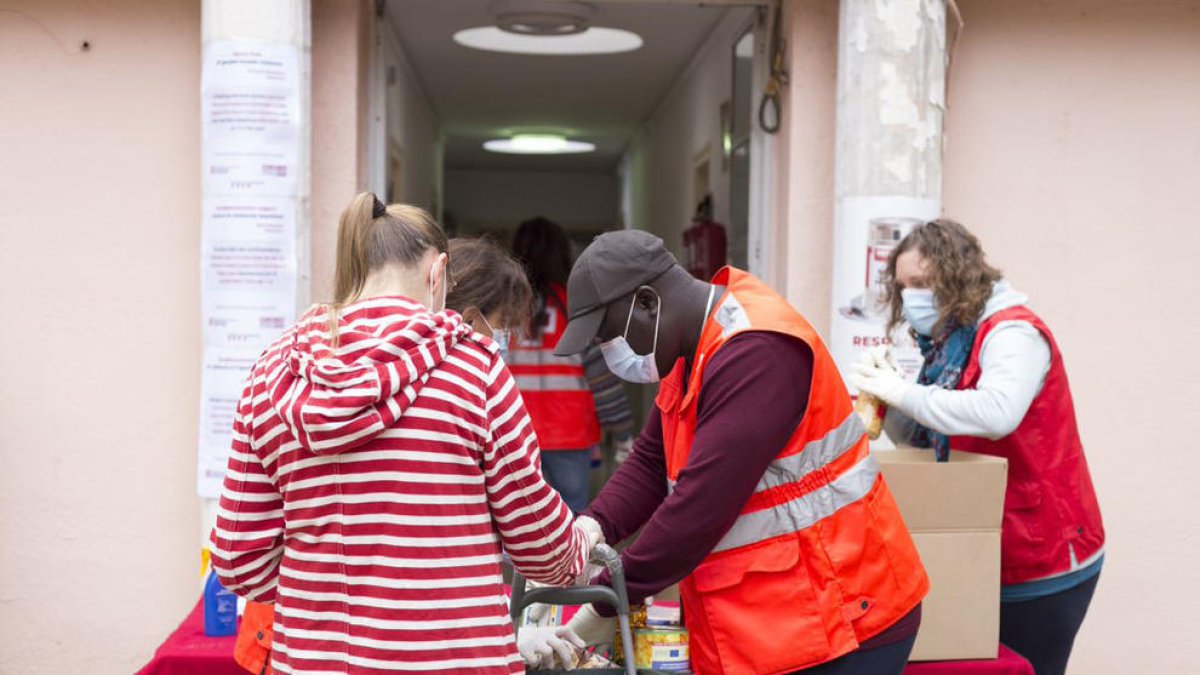 Imagen de archivo de reparto de alimentos por parte de Cruz Roja.