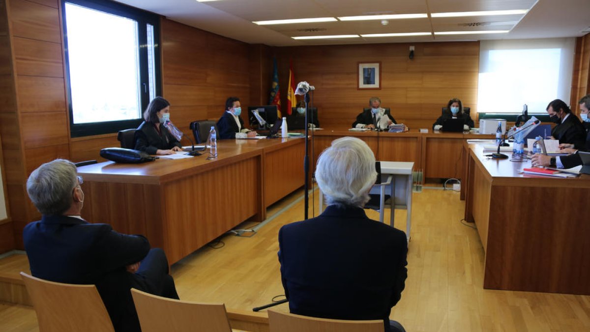 Plano general de los dos exresponsables de la mercantil del Castor en la última sesión del juicio.