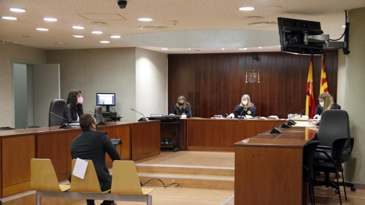 La sala de la Audiencia de Lleida donde se ha celebrado el juicio en un acusado de maltratar, amenazar y violar la pareja en Tremp.