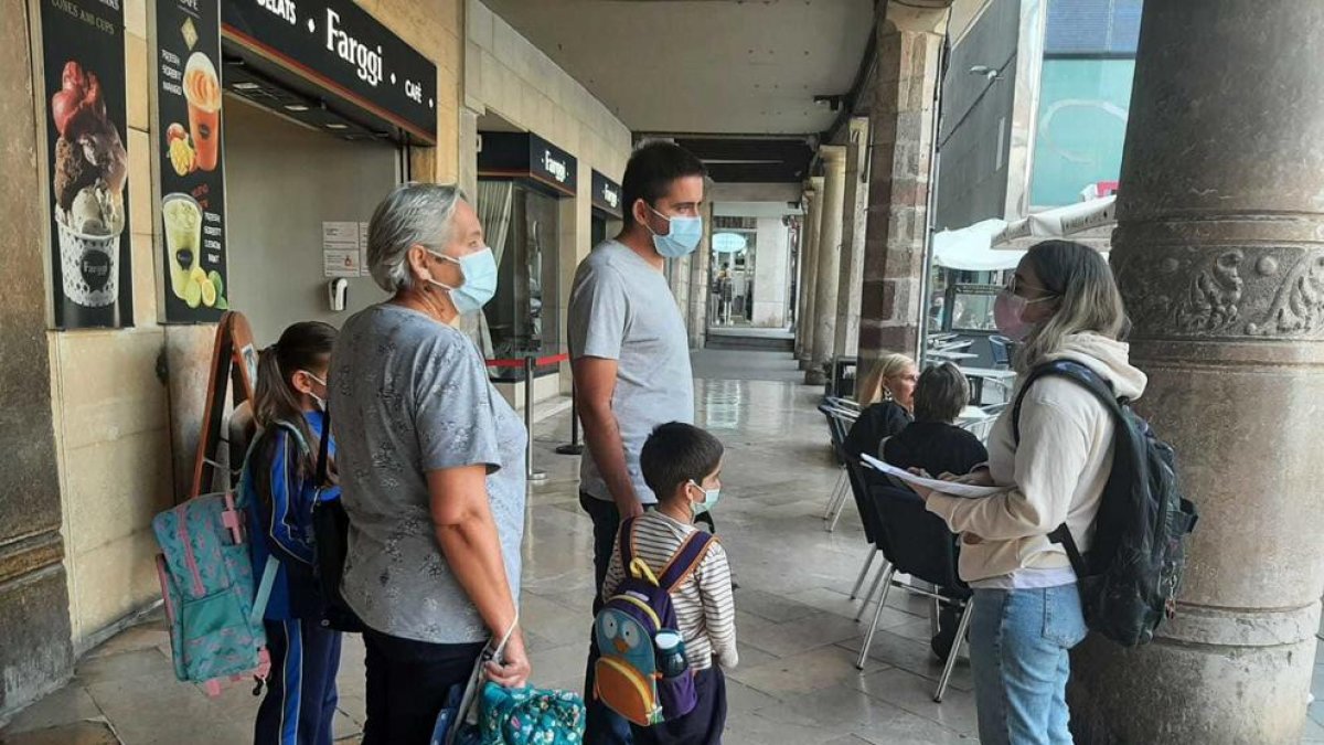 Recerca de voluntaris a la plaça del Mercadal.